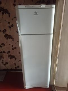 Продам холодильник двокамерний Indesit. В гарному стані, все працює. 0939710205. Можлива доставка.  1300 грн - фото