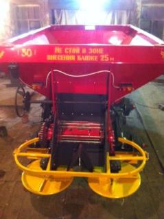 Розкидач мінеральних добрив МВУ-5 - фото