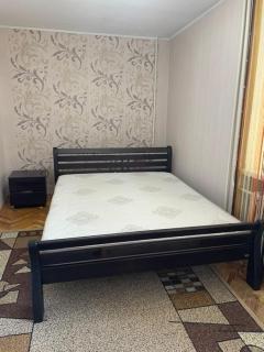Двоспальне ліжко з ортопедичним двостороннім - фото