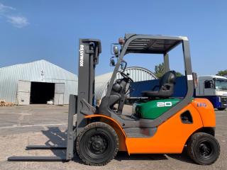 Вилковий автонавантажувач Komatsu на великих 12 колесах. Модель:FG20C-16. Номінальна вантажопідйомність 2 тонни. Максимальна висота підйому вантажу 3 - фото