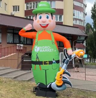 Чоловічок махає на дорозі, реклама в місці продажу 340 см - фото