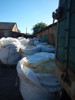 Продам тирсу липи (дрібна) до 30м.куб, расфасована в к1мкуб. у мішки биг беги, 300грн, без урахування вартості тари. На умовах самовивозу та самонаван - фото