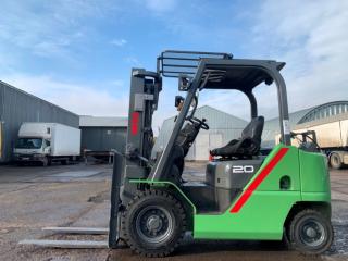 Газ-бензиновий навантажувач TCM (Nissan), із напрацюванням 7644 мотогодин. Модель: FHGE20T5. Номiнальна вантажопідйомність 2 тонни - фото