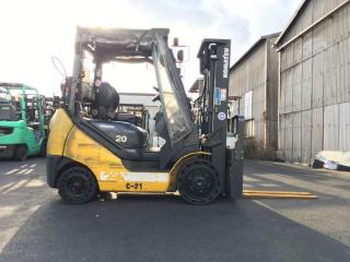 Газ-бензиновий навантажувач Komatsu, компакт з кабіною та позиціонером для кожної вили. Модель: FG20NT-17. Компакт-при малій довжині піднімає 2 тонни - фото