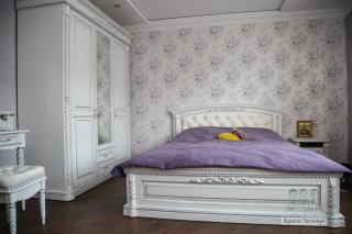 ліжко з натуральної деревини - фото