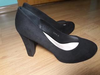 Туфлі замшеві чорного кольору на каблуку - фото