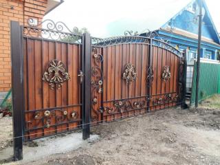 Изготовление металлических ворот, решеток, навесов, заборов, дверей и других изделий в Кривом Роге - фото