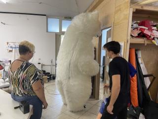 Начните продвижение с надувным костюмом белого медведя - фото