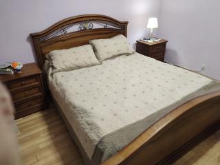 вживане італійське ліжко і дві приліжкові тумбочки з натуральної деревини - фото