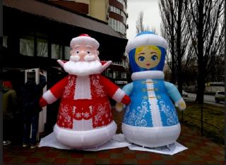 Надувные рекламные фигуры Деда Мороза и Снегурочки - фото
