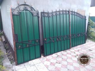 Ворота распашные кованые с профнастилом и калиткой - фото