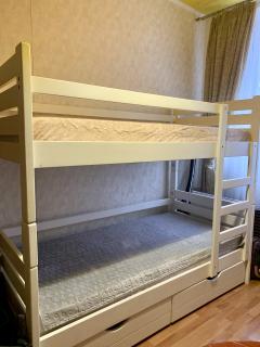 Продам деревянную двухъярусную кровать - фото
