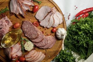 Свіже м'ясо та ковбасні вироби з власної ферми - Прометей - фото