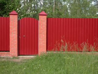 Будівництво паркану з профнастилу, з сітки, з штахетника під ключ (Київ та Київська область) - фото